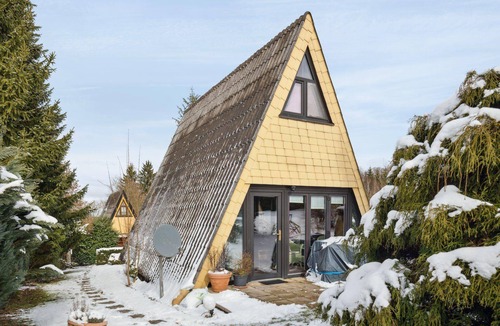 Lichtenberg House | Charming pointed roof house by a bathing lake in the Franconian Forest