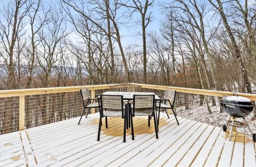 Great Cacapon House | Charming Post-and-Beam Mountain Cabin with Hot Tub Near Berkeley Springs | Great Cacapon, WV