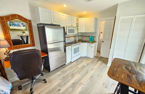 Florida North Atlantic Coast House | Charming PRIVATE Suite HEATED Pool. Full Kitchen & Bath. 5min:Beach,Stadium,PGA