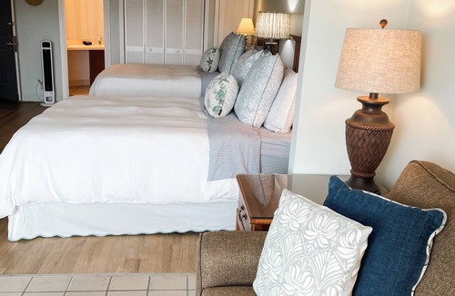 Saint Simons Island Hotel | Charming~private hotel room in serene St. Simons Island overlooking a pond