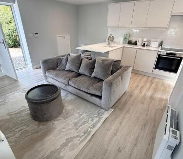 Woking House | Charming Private 1 Bed Annexe Retreat Near Ripley