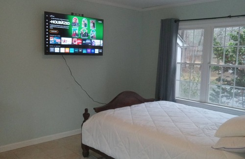 Monroe House | Charming & Private 1-bed & 1 ba ,sleeps 2, on 1st floor of a 5 bed 3ba House,