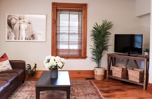 Clearview House | Charming, private 1 BR - just mins to Collingwood!