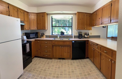 Randle Cabin | Charming private 3-bedroom cabin with WiFi, AC and Hot Tub in quaint Randle.