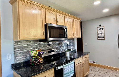 St. Anthony House | Charming, Private , 3BR, 1Bath Main Floor Close to all action Stadiums & Sports