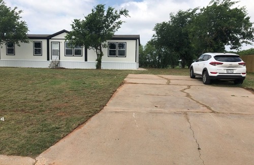 Abilene House | Charming Private Bed/Bath in tranquil North Abilene. Females only, please.