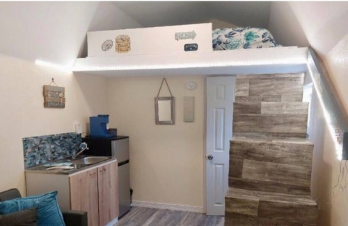 Edgewater Cabin | Charming Private Cottage close to the Beach!