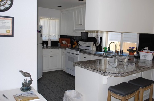 Carrolls House | Charming private 2-bedroom house with WiFi, AC in enchanting Columbia City