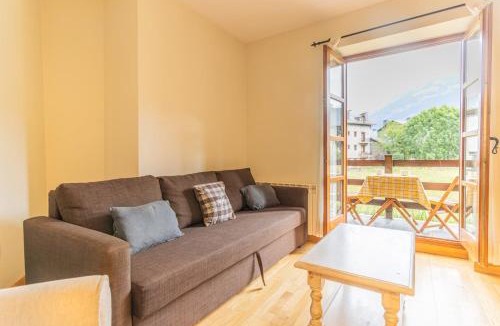 Linsoles Apartment | Charming Pyrenean Flat with Terrace, Views & Pool