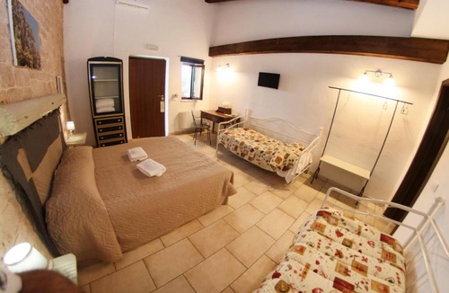 Conversano Other | Charming Quad Room in Historic Farmhouse Gaia N.7