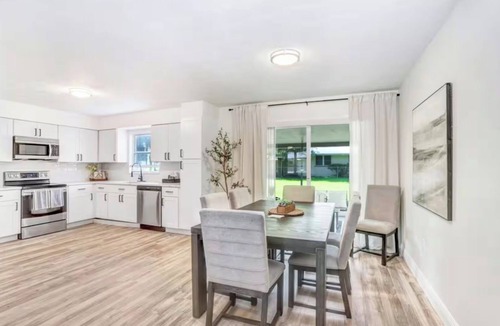 Downtown Zephyrhills House | Charming Quaint Getaway - Blocks from Downtown Zephyrhills - Pet Friendly