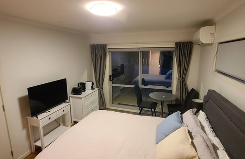 Rangiriri Apartment | Charming Queen Bedroom Studio Near SH1 & Hampton Downs: Pet-Friendly!