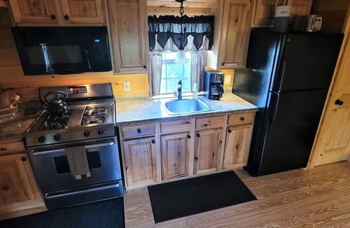 Confluence Cabin | Charming, quiet cabin with NEW private hot tub!