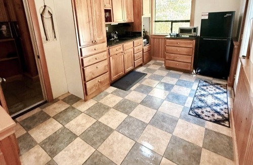 Port Orford Cottage | Charming Quiet custom cottage! Ping Pong, Ninja Warrior setup! Firepit, orchard!