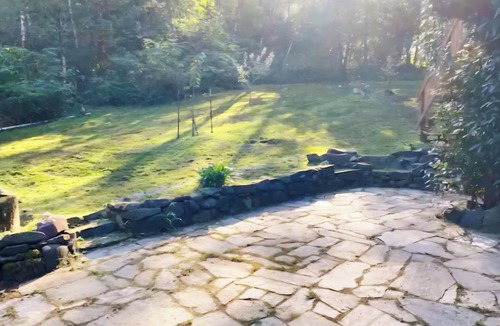 Port Orford Cottage | Charming Quiet custom cottage! Ping Pong, Ninja Warrior setup! Firepit, orchard!