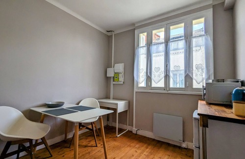 Chatillon-sur-Indre Apartment | Charming Retreat: Cozy Home with Garden, Parking, Near Historic Sights