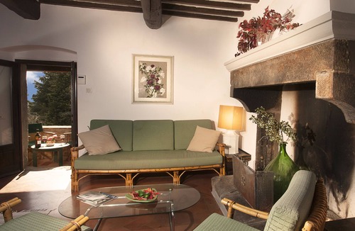 Scheggia Apartment | Charming recently renovated Apt 3bd/2bt in Tuscan countryside w shared pool