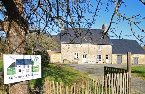 Le Val-Saint-Pere Cottage | Charming renovated farmhouse with garden and parking