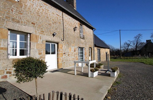 Le Val-Saint-Pere Cottage | Charming renovated farmhouse with garden and parking