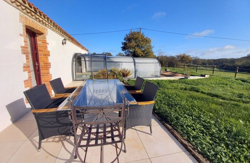 Challans-Gois Communaute Cottage | Charming Renovated Cottage with Heated Pool, Near Beaches and Nature, Pet-Friendly