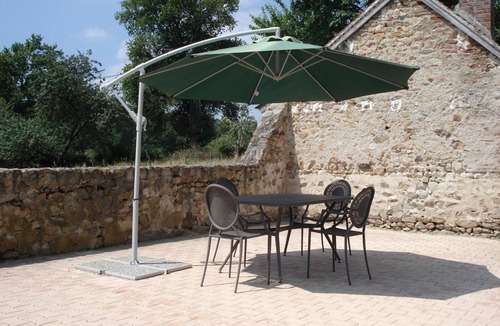 Deux-Chaises Cottage | Charming renovated farmhouse, linens included