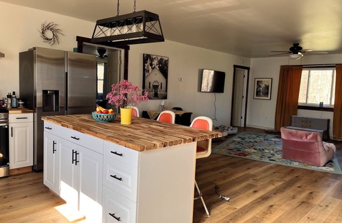 Lost Creek House | Charming Renovated Schoolhouse Retreat – 2BR + Office, Spacious Yard