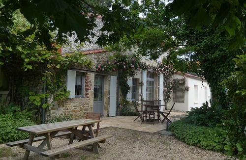 Bourneau Cottage | Charming Restored Country House with Large Garden, Near Baroque Music Festival, 20 km from Thiré