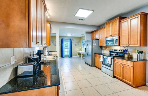 Crestview House | Charming Retreat l Wifi 6 Beds Near Twin Hills