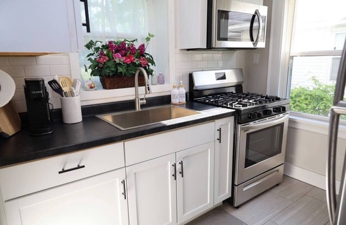 South Bend House | Charming Retreat on Quiet Street, close to Notre Dame and DTSB
