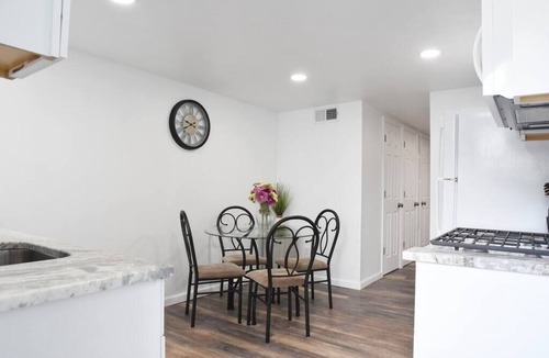 Mount Washington Apartment | Charming Retreat-Private Parking & Prime Location