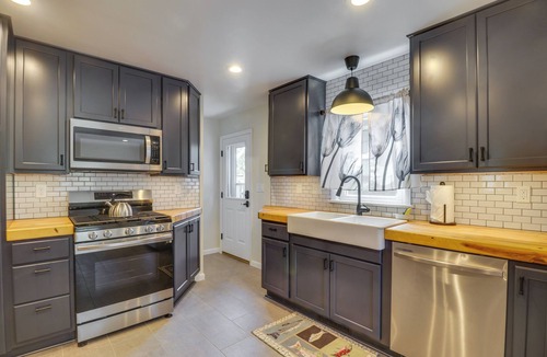 Fry's Spring Cottage | Charming Retreat in Charlottesville w/Deck!