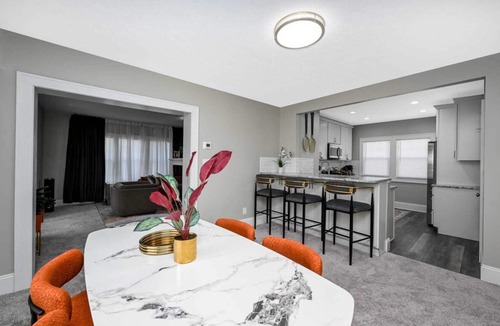 Shaker Heights House | Charming Retreat in the Heart of Shaker Heights.Your Perfect Home Away from Home