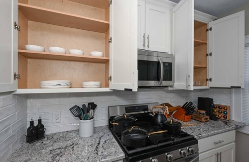 Shaker Heights House | Charming Retreat in the Heart of Shaker Heights.Your Perfect Home Away from Home