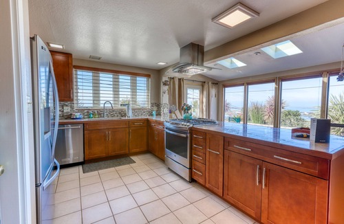 Humboldt Hill House | Charming retreat with sweeping views of the bay and ocean Private BBQ/patio