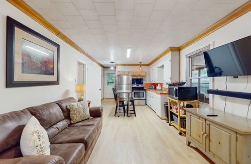 Bamboo House | Charming Riverfront 2BR house with Full Kitchen and Wifi | Dog-Friendly