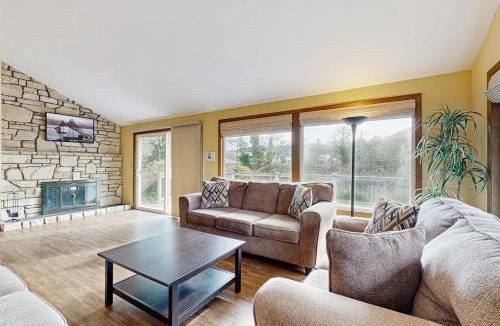 Seaside House | Charming riverfront home with deck WiFi streaming W&D - 7 blocks to the beach
