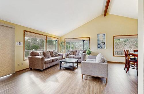 Seaside House | Charming riverfront home with deck WiFi streaming W&D - 7 blocks to the beach