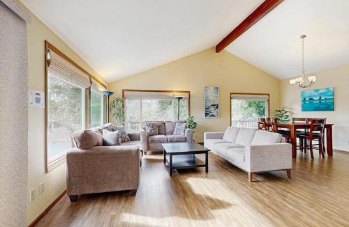 Seaside House | Charming riverfront home with deck WiFi streaming W&D - 7 blocks to the beach
