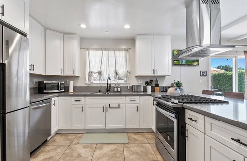 Arlington South House | Charming Riverside 3BR Home Close to Shopping , Major Freeways & Airport.