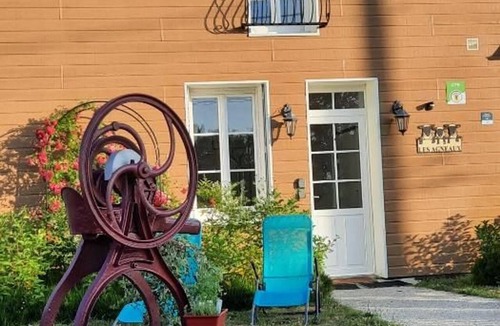 Sigloy Cottage | Charming Riverside Gîte: Family-friendly, Horse-friendly, Perfect for Cyclists