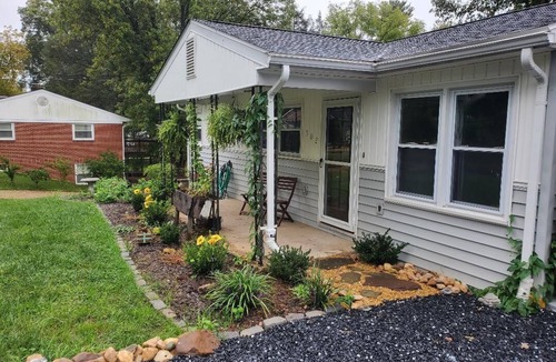Bridgewater Cottage | Charming RiversideCottage- Firepit, Yard, pet friendly