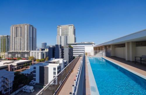 Darwin City Centre Apartment | Charming - Rooftop Pool, CBD & Sunrise Balcony