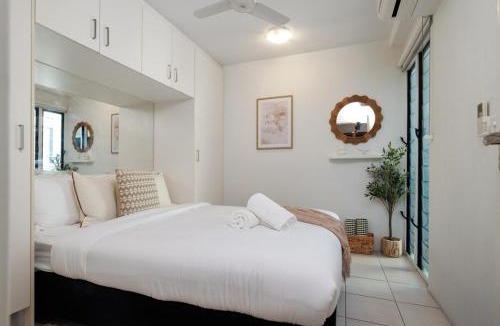 Darwin City Centre Apartment | Charming - Rooftop Pool, CBD & Sunrise Balcony