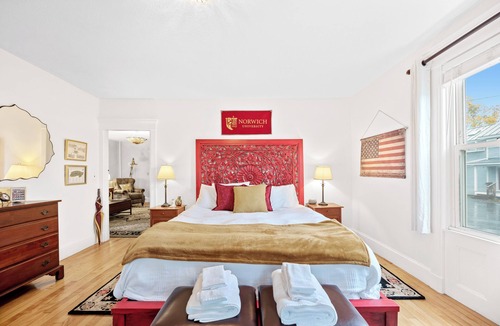 Northfield Bed & Breakfast | Charming room in bed & breakfast in enchanting Northfield with WiFi