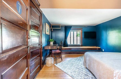 Broadway Hotel | Charming Room in Historic BnB with Parking - Rm 7