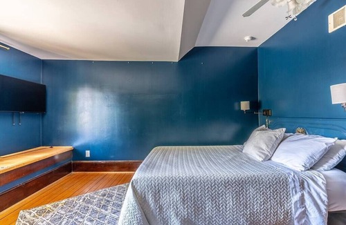 Broadway Hotel | Charming Room in Historic BnB with Parking - Rm 7