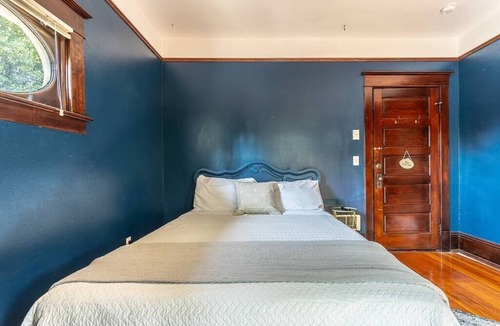 Broadway Hotel | Charming Room in Historic BnB with Parking - Rm 5