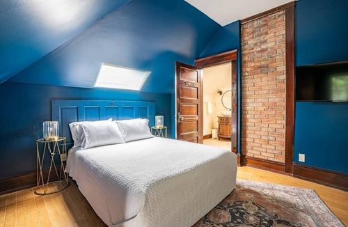 Broadway Hotel | Charming Room in Historic BnB - Rm6