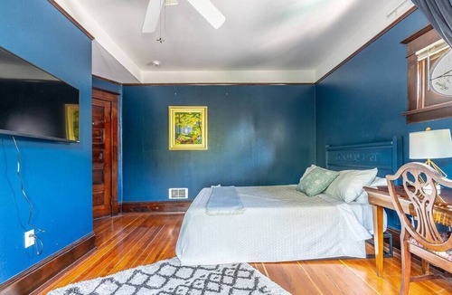 Broadway Hotel | Charming Room in Historic Inn with Parking - Rm 4