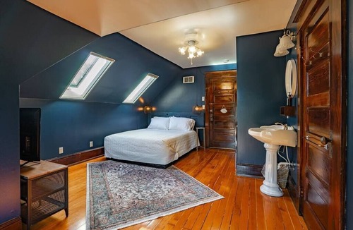 Broadway Hotel | Charming Room in Historic Inn with Parking - Rm 8